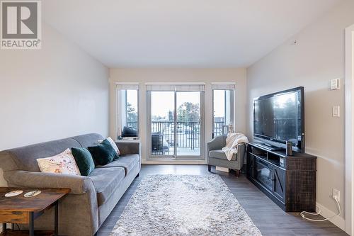 417 12075 Edge Street, Maple Ridge, BC - Indoor Photo Showing Living Room