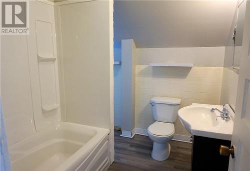 37B Serpentine Street, Copper Cliff, ON - Indoor Photo Showing Bathroom