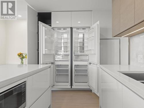 2107 4168 Lougheed Highway, Burnaby, BC - Indoor Photo Showing Kitchen