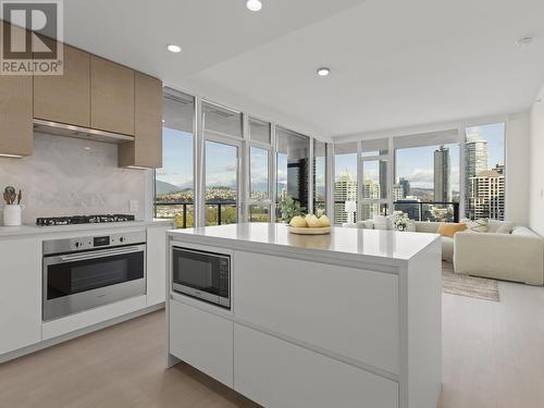 2107 4168 Lougheed Highway, Burnaby, BC - Indoor Photo Showing Kitchen