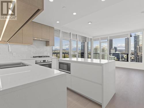 2107 4168 Lougheed Highway, Burnaby, BC - Indoor Photo Showing Kitchen With Double Sink With Upgraded Kitchen