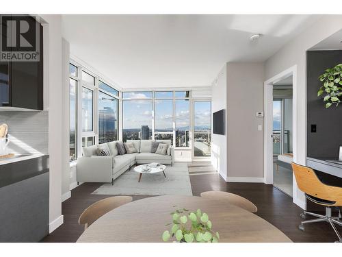 3205 4508 Hazel Street, Burnaby, BC - Indoor Photo Showing Living Room