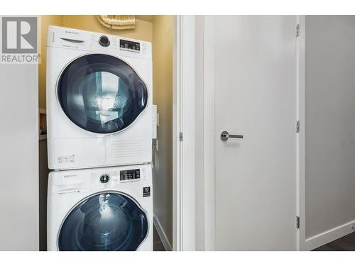 3205 4508 Hazel Street, Burnaby, BC - Indoor Photo Showing Laundry Room