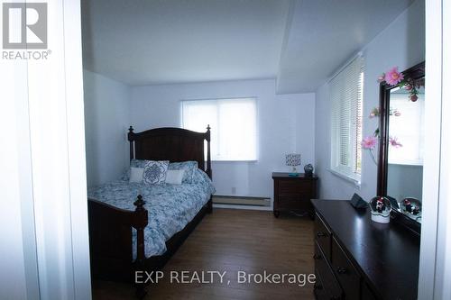 324 - 1500 Pilgrims Way, Oakville, ON - Indoor Photo Showing Bedroom