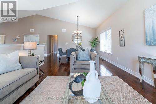 9148 Hendershot Boulevard, Niagara Falls, ON - Indoor Photo Showing Living Room