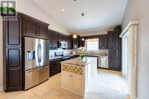 9148 Hendershot Boulevard, Niagara Falls, ON - Indoor Photo Showing Kitchen With Stainless Steel Kitchen With Upgraded Kitchen