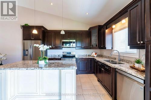 9148 Hendershot Boulevard, Niagara Falls, ON - Indoor Photo Showing Kitchen With Stainless Steel Kitchen With Double Sink With Upgraded Kitchen