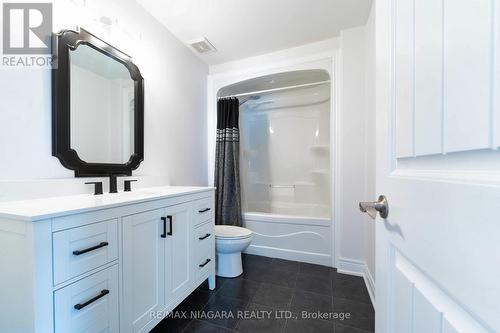 9148 Hendershot Boulevard, Niagara Falls, ON - Indoor Photo Showing Bathroom