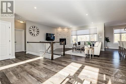 541 Osmond Daley Drive, Ottawa, ON - Indoor Photo Showing Living Room