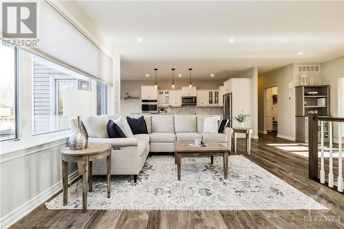 541 Osmond Daley Drive, Ottawa, ON - Indoor Photo Showing Living Room