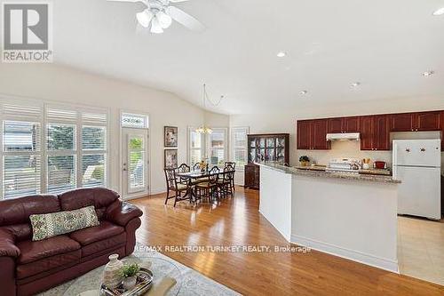 2 Suggs Lane, Whitchurch-Stouffville, ON - Indoor