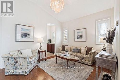 2 Suggs Lane, Whitchurch-Stouffville, ON - Indoor Photo Showing Living Room