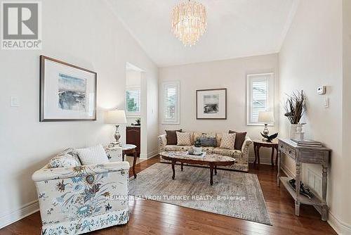 2 Suggs Lane, Whitchurch-Stouffville, ON - Indoor Photo Showing Living Room