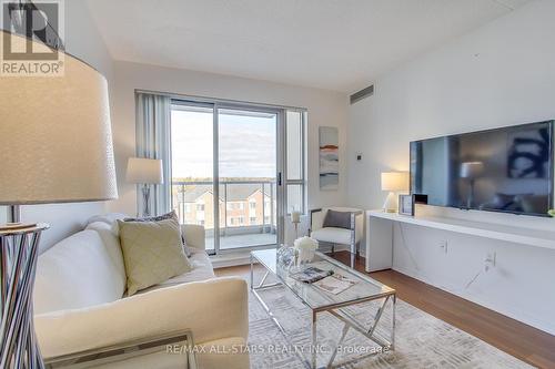 610 - 4600 Steeles Avenue, Markham, ON - Indoor Photo Showing Living Room