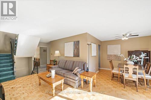 18 - 2655 Gananoque Drive, Mississauga, ON - Indoor Photo Showing Living Room