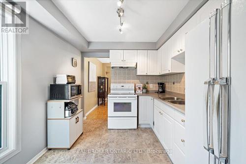 18 - 2655 Gananoque Drive, Mississauga, ON - Indoor Photo Showing Kitchen With Double Sink