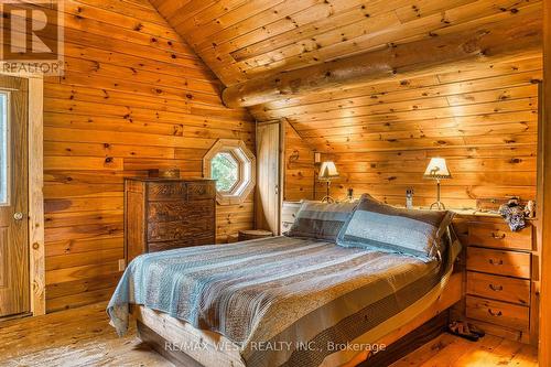 622423 Sideroad 7, Chatsworth, ON - Indoor Photo Showing Bedroom