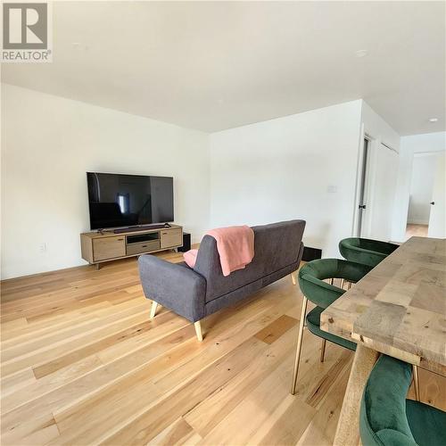 53 Coal Dock Road, Nairn Centre, ON - Indoor Photo Showing Living Room