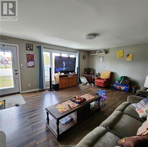 3361 Hwy 144, Chelmsford, ON - Indoor Photo Showing Living Room