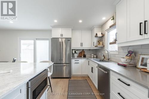 95 Golfview Court, London, ON - Indoor Photo Showing Kitchen With Stainless Steel Kitchen With Double Sink With Upgraded Kitchen