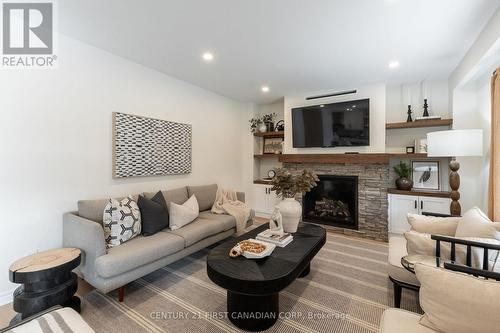 95 Golfview Court, London, ON - Indoor Photo Showing Living Room With Fireplace