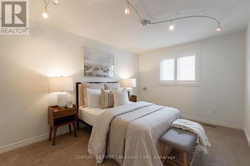 95 Golfview Court, London, ON - Indoor Photo Showing Bedroom