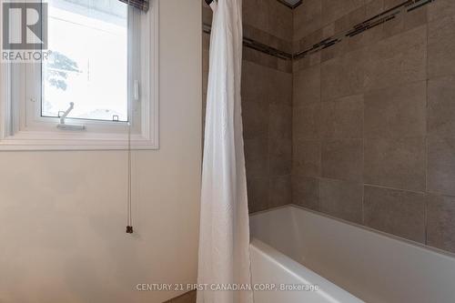 95 Golfview Court, London, ON - Indoor Photo Showing Bathroom