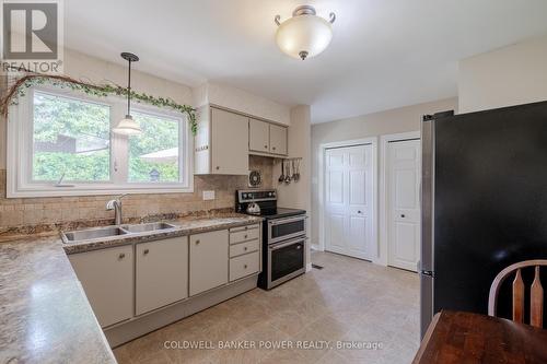 1 Torrington Crescent, London, ON - Indoor Photo Showing Kitchen With Double Sink