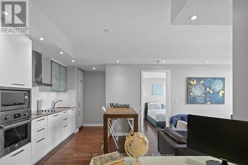 6006 - 14 York Street, Toronto, ON - Indoor Photo Showing Kitchen