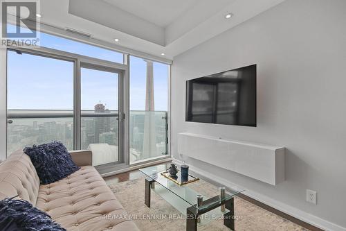 6006 - 14 York Street, Toronto, ON - Indoor Photo Showing Living Room