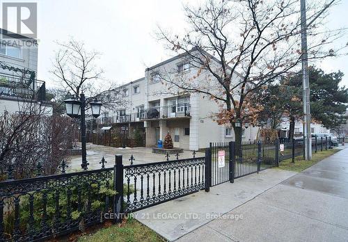 204B - 5877 Bathurst Street, Toronto, ON - Outdoor