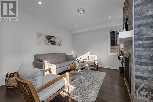 921 Lakeridge Drive, Ottawa, ON - Indoor Photo Showing Living Room