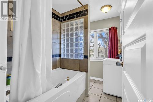 430 I Avenue S, Saskatoon, SK - Indoor Photo Showing Bathroom