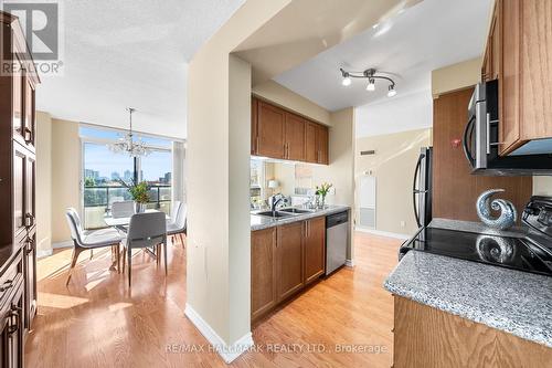 308 - 18 Harding Boulevard, Richmond Hill, ON - Indoor Photo Showing Kitchen With Double Sink