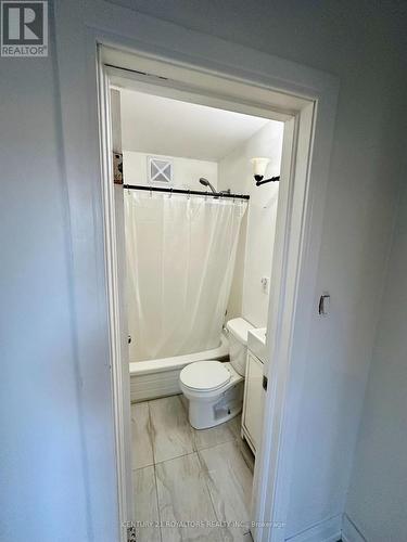 32 South Street, Orillia, ON - Indoor Photo Showing Bathroom