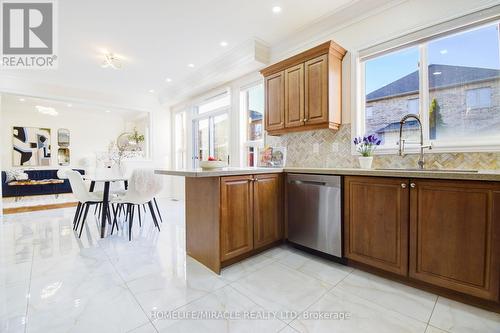 55 Lyndbrook Crescent, Brampton, ON - Indoor Photo Showing Kitchen