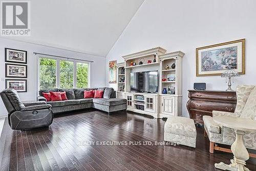 25 Mclean Avenue, Collingwood, ON - Indoor Photo Showing Living Room