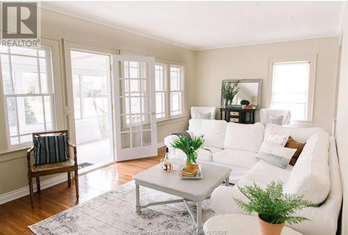 95 Main Street West, Kingsville, ON - Indoor Photo Showing Living Room