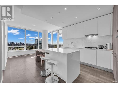 5507 4510 Halifax Way, Burnaby, BC - Indoor Photo Showing Kitchen With Upgraded Kitchen