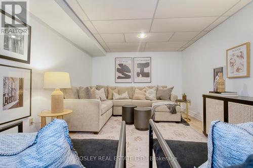 4242 Fieldgate Drive, Mississauga, ON - Indoor Photo Showing Living Room