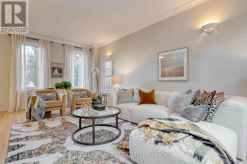 4242 Fieldgate Drive, Mississauga, ON - Indoor Photo Showing Living Room