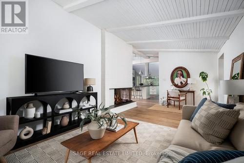 10 Wynnview Court, Toronto, ON - Indoor Photo Showing Living Room