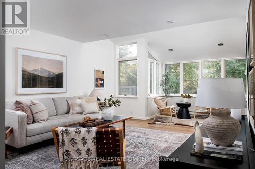 10 Wynnview Court, Toronto, ON - Indoor Photo Showing Living Room