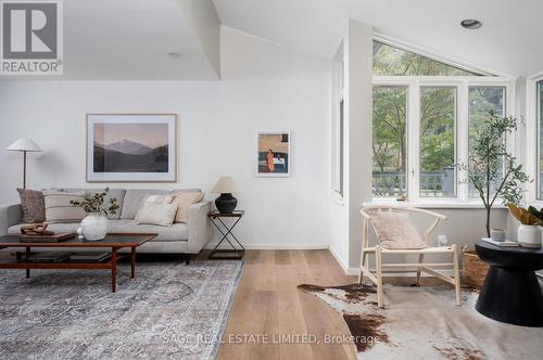 10 Wynnview Court, Toronto, ON - Indoor Photo Showing Living Room