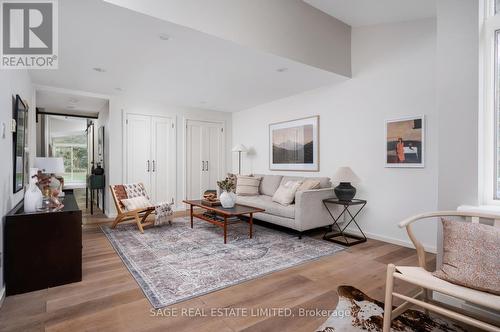 10 Wynnview Court, Toronto, ON - Indoor Photo Showing Living Room