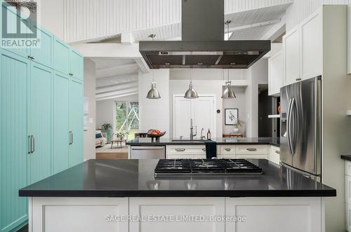 10 Wynnview Court, Toronto, ON - Indoor Photo Showing Kitchen