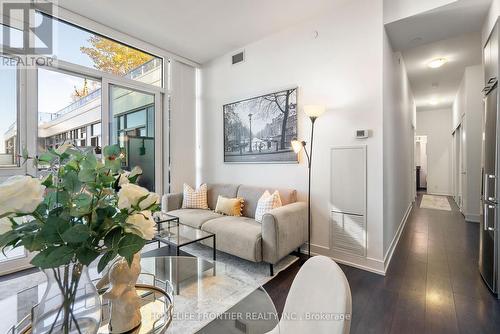 741 - 9471 Yonge Street, Richmond Hill, ON - Indoor Photo Showing Living Room