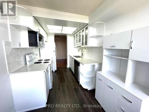 706 - 100 County Court Boulevard, Brampton, ON - Indoor Photo Showing Kitchen