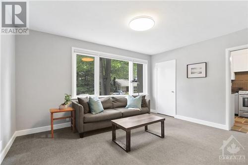 2176 Woodcrest Road, Ottawa, ON - Indoor Photo Showing Living Room