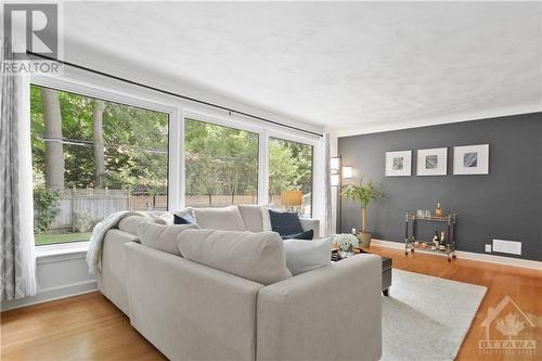 2176 Woodcrest Road, Ottawa, ON - Indoor Photo Showing Living Room